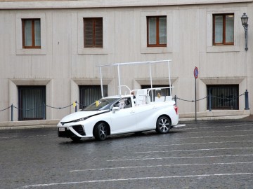 Papież Franciszek z wodorowym Papamobile